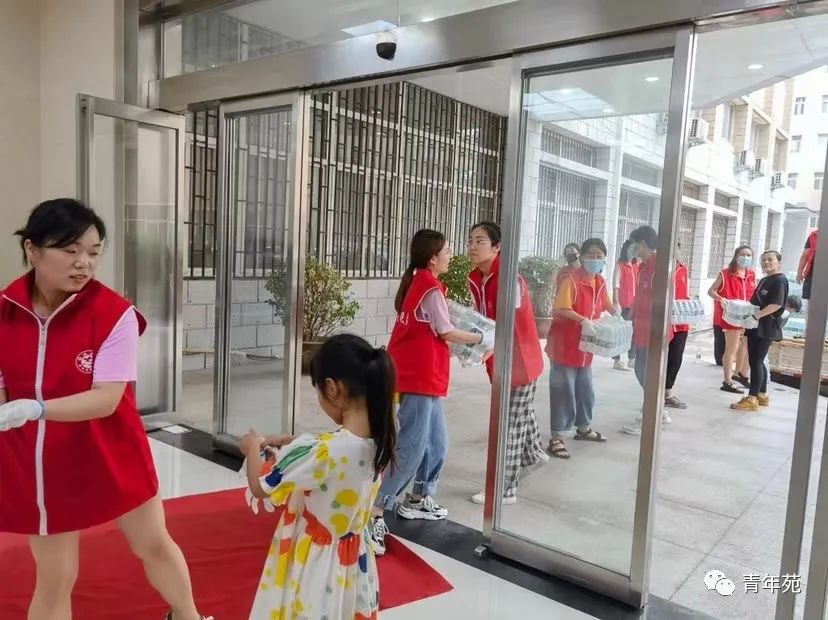 在滔天洪水中，我看到了一股不可战胜的力量 